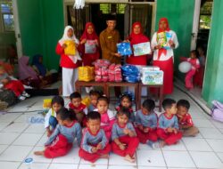 Kepala Desa di Wakili Sekdes Pongkai Serahkan Bantuan Baju Seragam Sekolah dan Buku Tulis Ke Anak anak Paud Al-Huda Secara Gratis