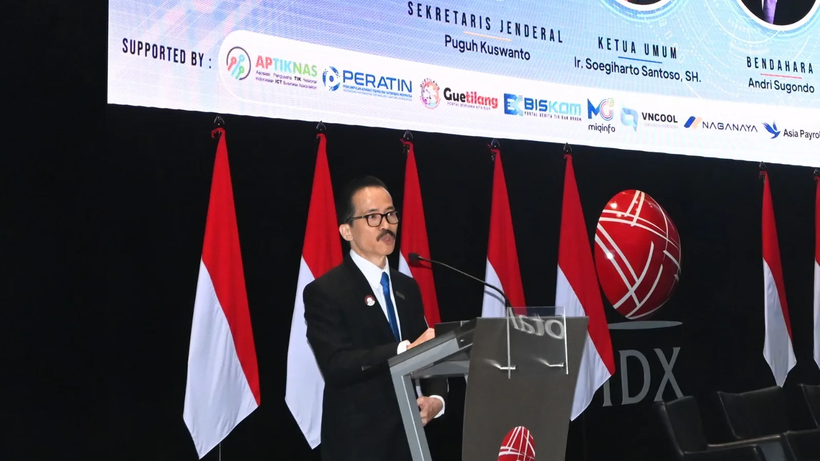 Caption foto: Dokumentasi: Ketua Umum DPP APKOMINDO sekaligus DPP APTIKNAS, Ir. Soegiharto Santoso, S.H., saat menyampaikan sambutan pada kegiatan Go Public Workshop di Main Hall Bursa Efek Indonesia, Jakarta, 15 April 2026.