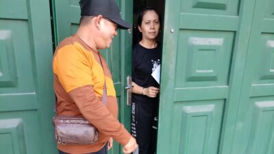 Awak Media Online serahkan surat konfirmasi ke rumah Ayu Junaidi di kota Dumai