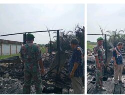 Rumah Warga Terbakar, Babinsa Koramil 01/Bangko Gerak Cepat Bantu Padamkan Api
