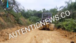 Foto : Alat berat yang digunakan untuk membuka jalan di Dusun 5 Desa Sungai Rambai, informasinya Alat Kades