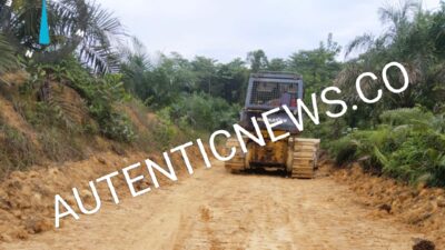 Foto : Alat berat yang digunakan untuk membuka jalan di Dusun 5 Desa Sungai Rambai, informasinya Alat Kades